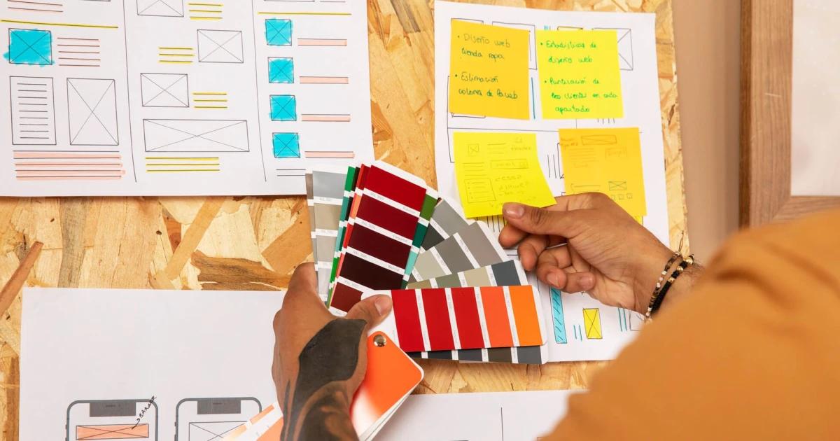 Marka kimliği ve UI/UX tasarımı arasındaki yaratıcı ilişkiyi simgeleyen, soyut şekiller ve bir mobil arayüz içeren konsept görsel.