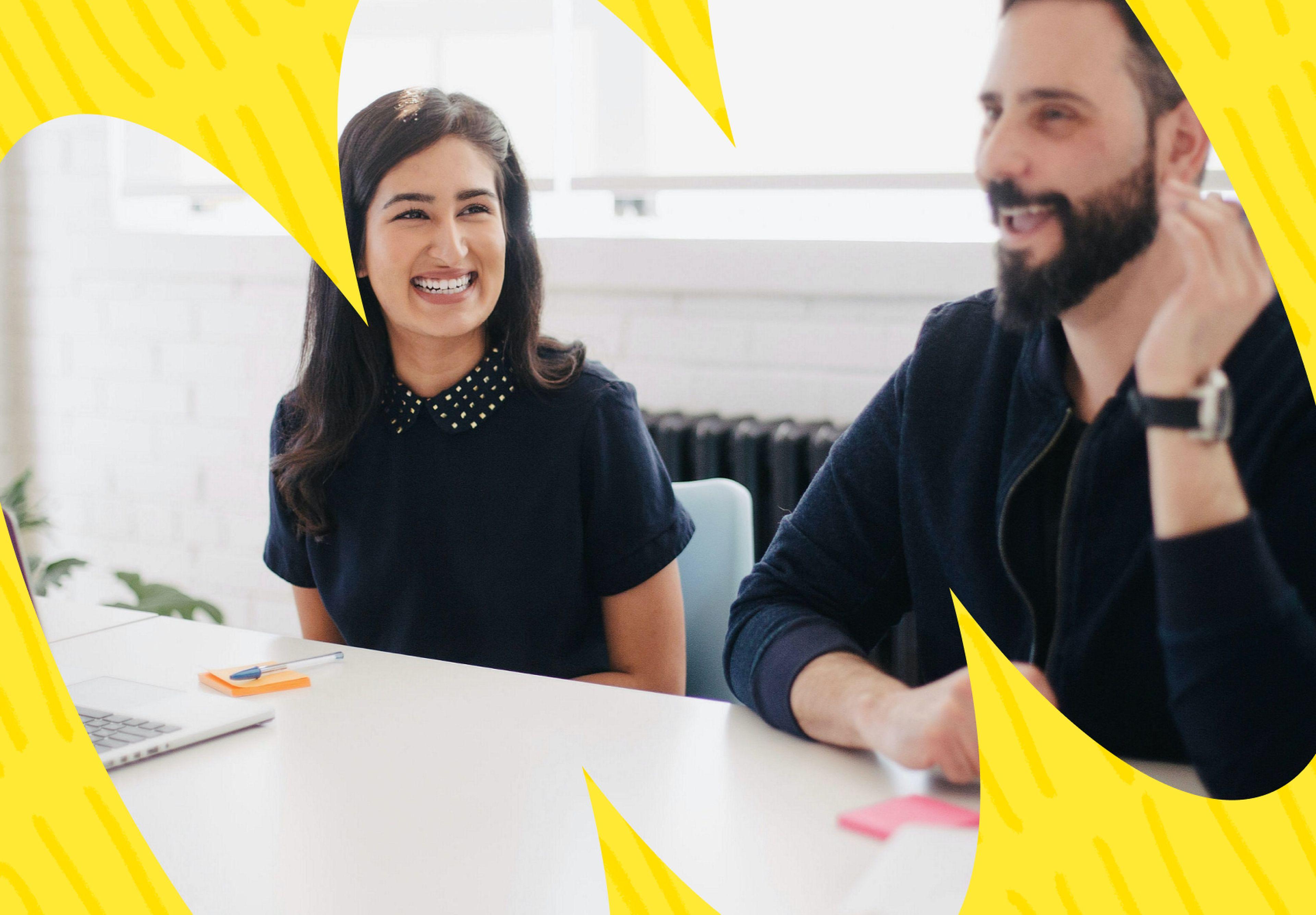 Etkili bir tasarım eleştirisi seansında, iki UI/UX tasarımcısı bir dizüstü bilgisayar ekranındaki arayüzü incelerken yapıcı geri bildirimler paylaşıyor.